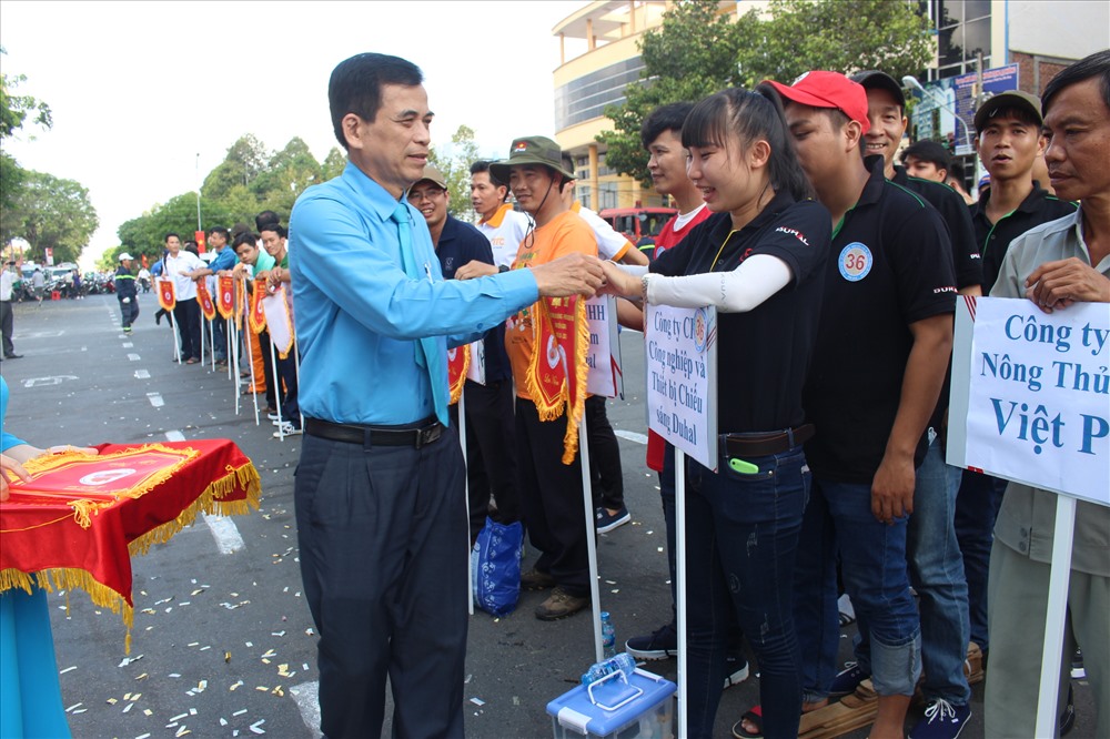 Chủ tịch LĐLĐ tỉnh Tiền Giang Trương Văn Hiền tặng cờ lưu niệm cho các đội tham gia hội thi.