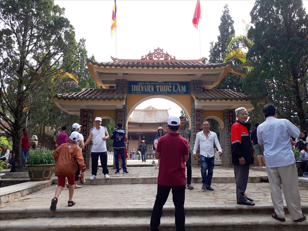 Ngay từ sáng sớm, du khách tham quan đã đổ về Thiền viện Trúc Lâm. 