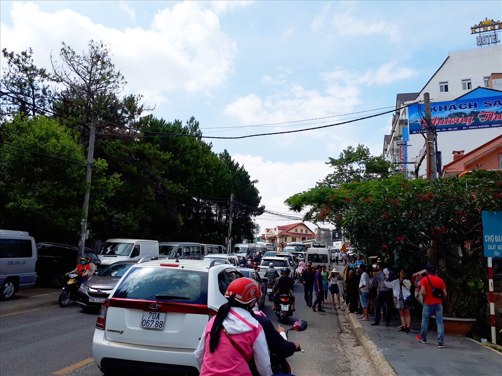Tại một số con đường khu vực trung tâm như Trần Quốc Toản, Trần Nhân Tông, Nam Kỳ Khởi Nghĩa, Nguyễn Chí Thanh, Phan Bội Châu và nhiều điểm du lịch đã xảy ra tình trạng ùn tắc cục bộ.