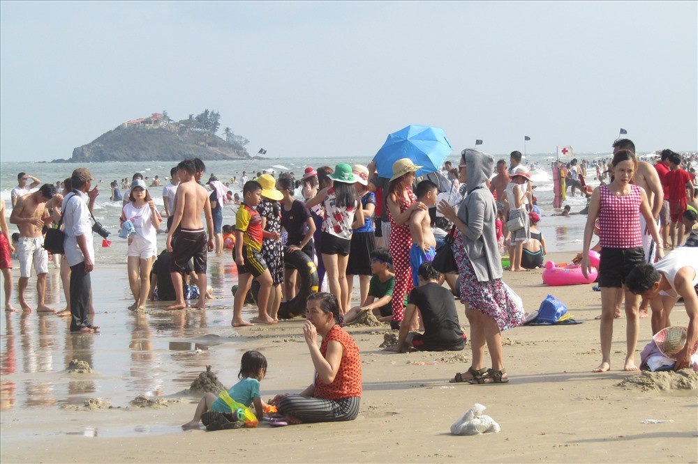 Rất đông người dân chở cả gia đình đi tắm biển trong dịp nghỉ lễ dài ngày 