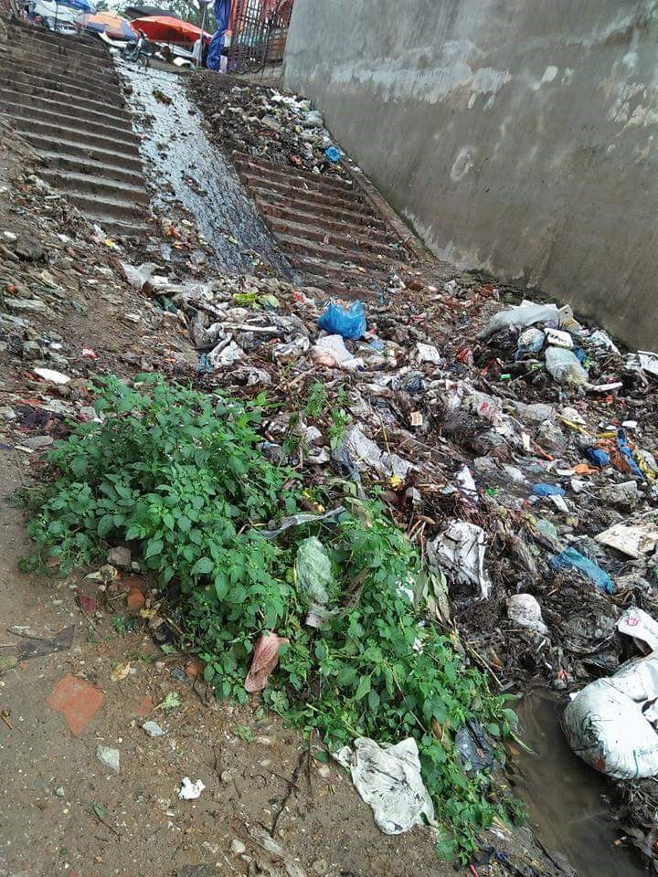 Rác thải sinh hoạt người dân vứt bừa bãi ven sông. Ảnh: Quang Huy
