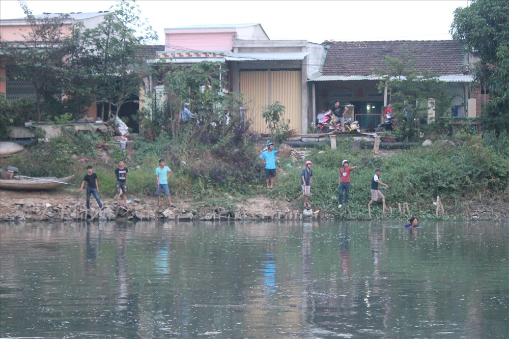 Người dân sống bên sông Bàu Giang vô cùng hoang mang khi cá bất ngờ chết hàng loạt. Ảnh: T.H