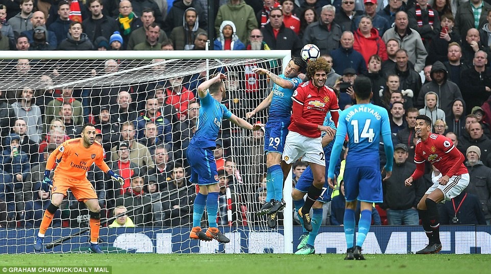 Fellaini (áo đỏ giữa) ấn định tỷ số 2-1 chung cuộc. Ảnh: Daily Mail.