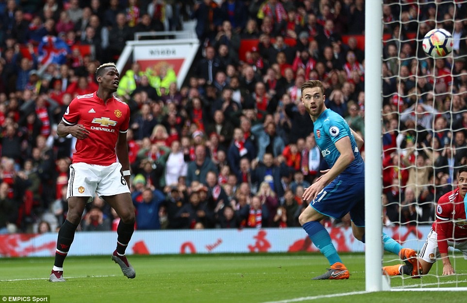 Paul Pogba (trái) có cú đá bồi thành công. Ảnh: Getty Images.