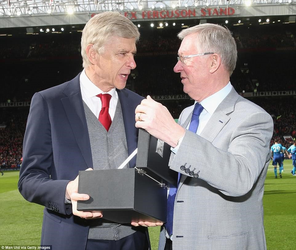 HLV Arsene Wenger (trái) nhận món quà nhỏ từ HLV Alex Ferguson trước trận. Ảnh: Getty Images.