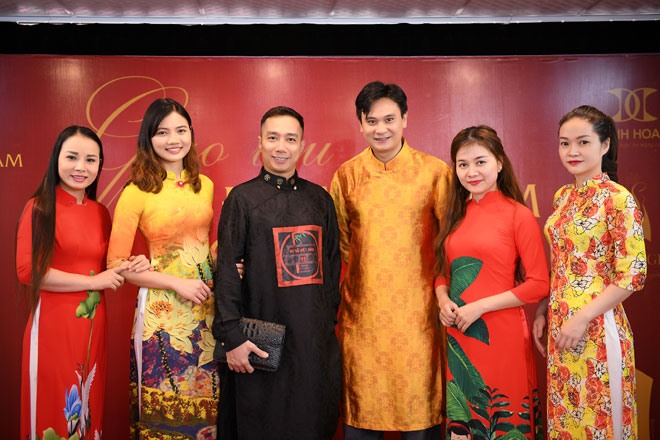 NTK Đỗ Trịnh Hoài Nam (giữa) sẽ mang tà áo dài giới thiệu tại kỳ LHP Cannes.
