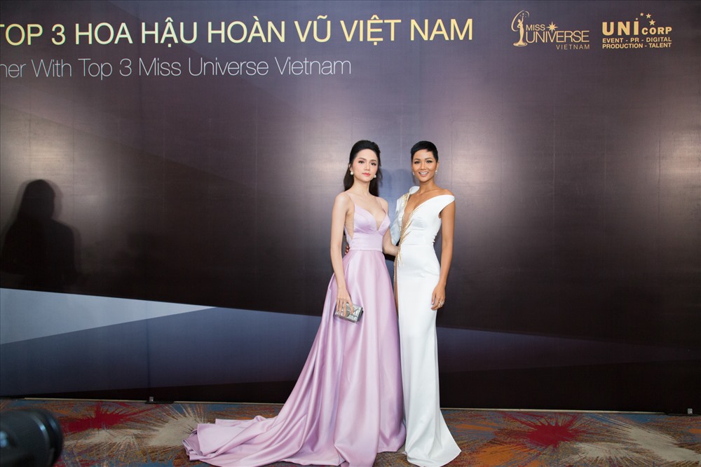 Hương Giang cũng tới tham dự buổi giao lưu và chúc mừng Hoa hậu H'Hen Niê.