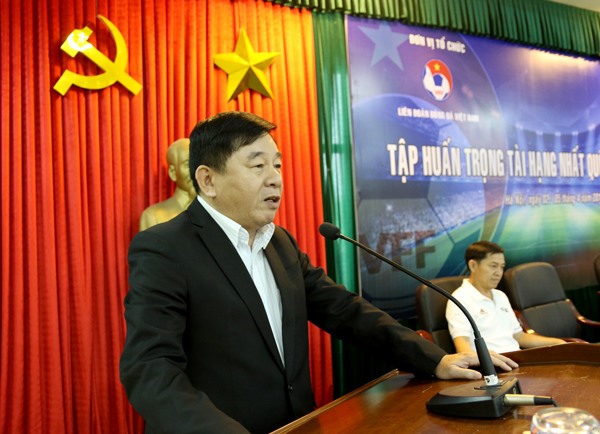 Trưởng Ban trọng tài Nguyễn Văn Mùi phát biểu ở lễ khai giảng. Ảnh: VFF