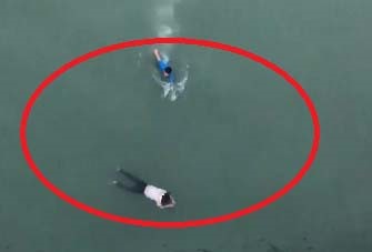 Nam thanh niên dũng cảm lao xuống dòng nước cứu cô gái trẻ nhảy cầu. Ảnh cắt từ clip.