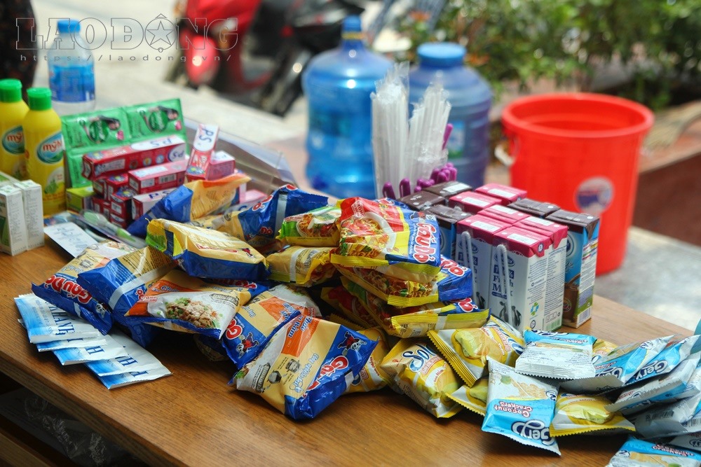 Thực phẩm tiếp tế cho các cư dân bị ảnh hưởng sau vụ cháy.