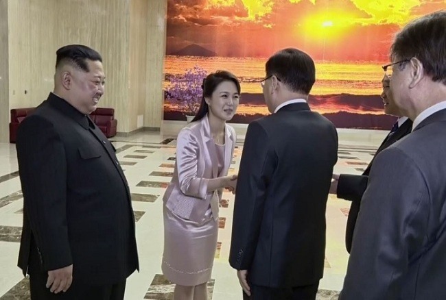 Trang phục bà Ri Sol-ju mặc khi tiếp đón đặc phái viên Hàn Quốc tại Bình Nhưỡng. Ảnh: Yonhap. 