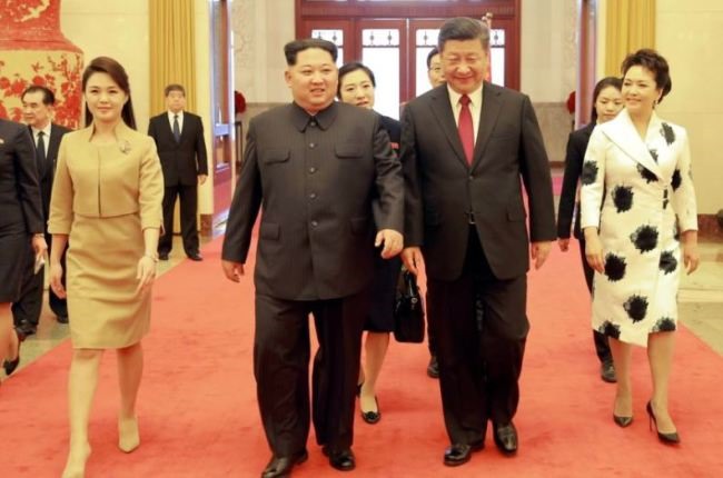 Một trong ba bộ trang phục vợ ông Kim Jong-un lựa chọn trong chuyến thăm Trung Quốc. Ảnh: Reuters.
