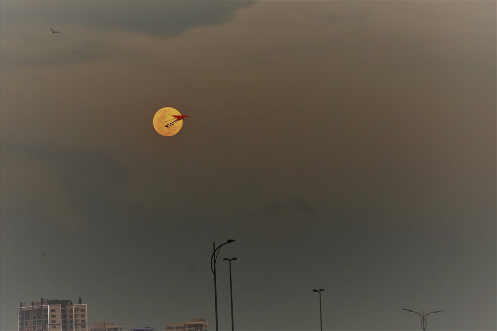 Dưới ánh trăng, những con diều bay cao tạo nên một khung cảnh nên thơ trên bầu trời thành phố. Ảnh: Trường Sơn