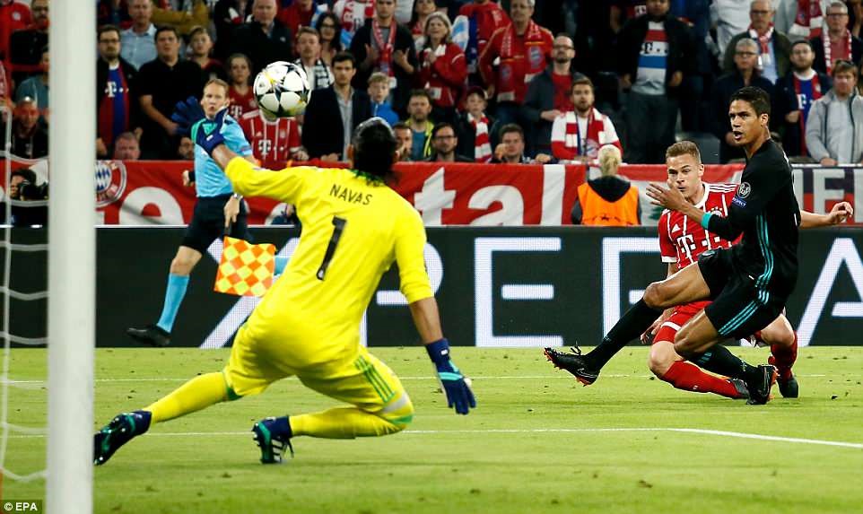 Kimmich (áo đỏ) ghi bàn duy nhất cho Bayern Munich trong trận lượt đi. Ảnh: EPA.