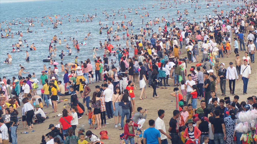 Hàng vạn người ùa ra bãi biển Cửa Lò để giải nhiệt của nắng hè gay gắt. Ảnh: PV