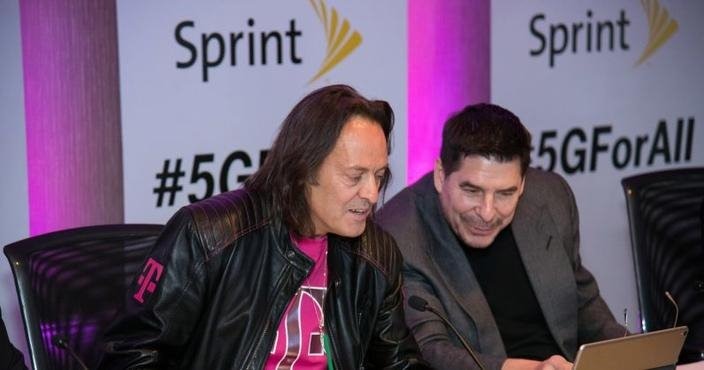 CEO của T-Mobile (trái) và CEO của Sprint.