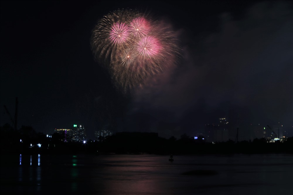 Mặt sông Sài Gòn sáng rựa trong bữa tiệc pháo hoa. Ảnh: Trường Sơn