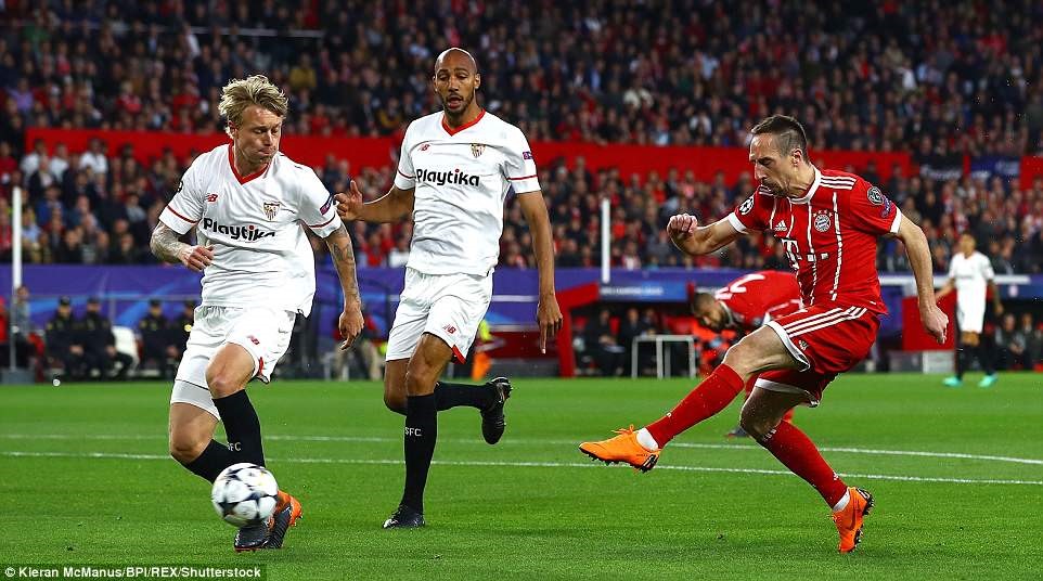 Ribery(áo đỏ) góp công trong cả hai bàn thắng của Bayern. Ảnh: Daily Mail