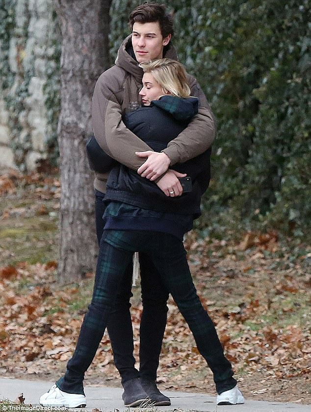 Cặp đôi bị bắt gặp ở Toronto khi đang ôm nhau trong một buổi đi dạo đầy lãng mạn.