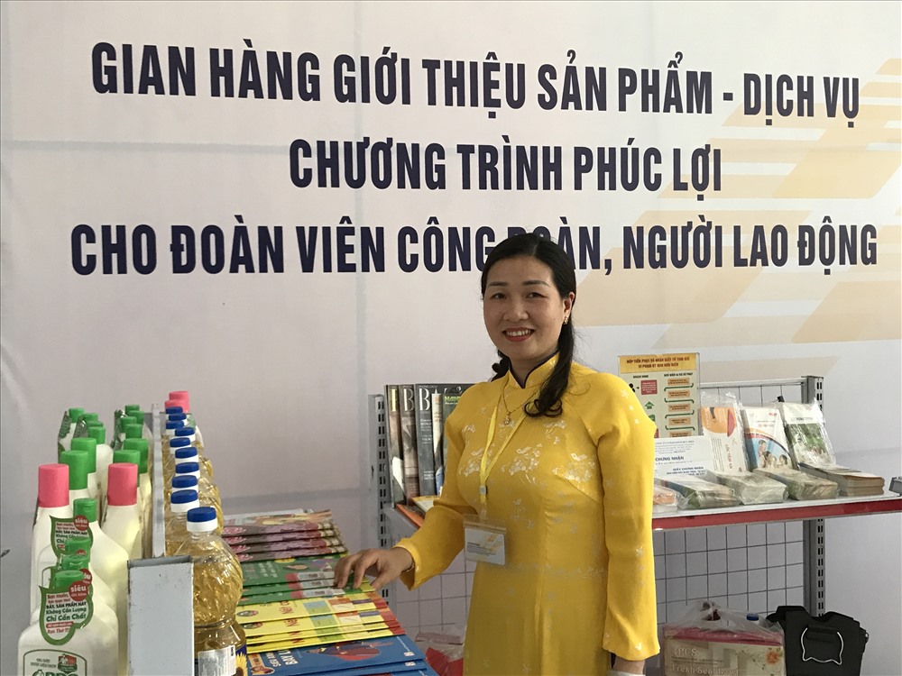 Gian hàng giới thiệu sản phẩm, dịch vụ chương trình phúc lợi cho đoàn viên, người lao động của Bưu điện tỉnh Sơn La - TCty Bưu Điện VN.