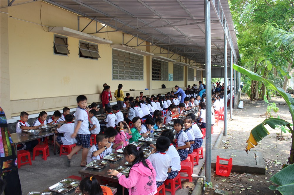 Mọi hoạt động của trường vẫn diễn ra bình thường. Trong ảnh: Giờ cơm trưa của các học sinh bán trú.