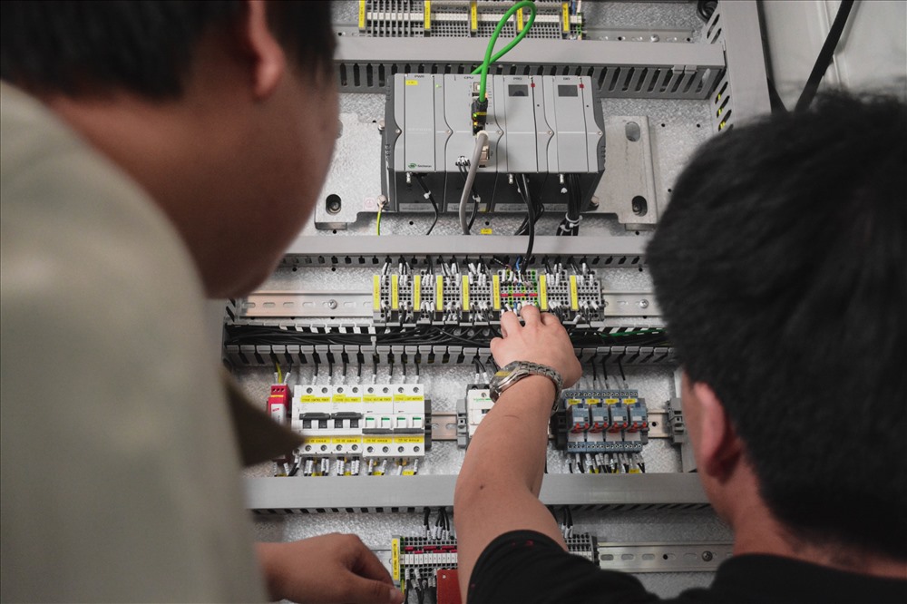 Có nhiều công nhân Trung Quốc tham gia xử lý các công đoạn cuối cùng, mang tính phức tạp như các thiết bị điều khiển thông tin tín hiệu, hệ thống điện cùng công nhân Việt Nam.