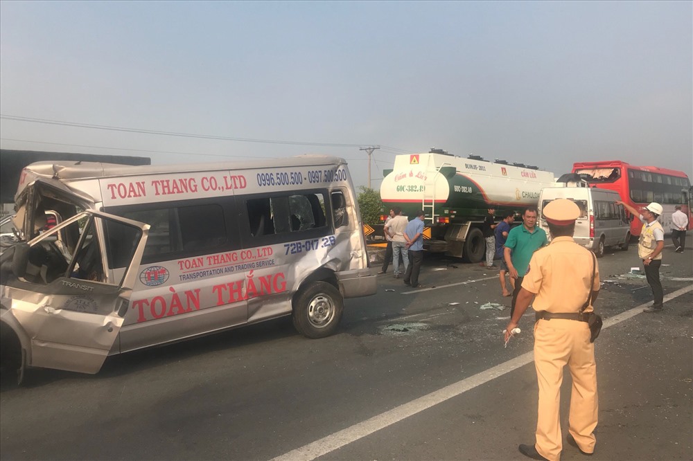 Hiện trường vụ tai nạn liên hoàn xảy ra trên cao tốc TPHCM - Long Thành - Dầu Giây ngày 3.4 (ảnh nhỏ). Ảnh: VEC-E cung cấp