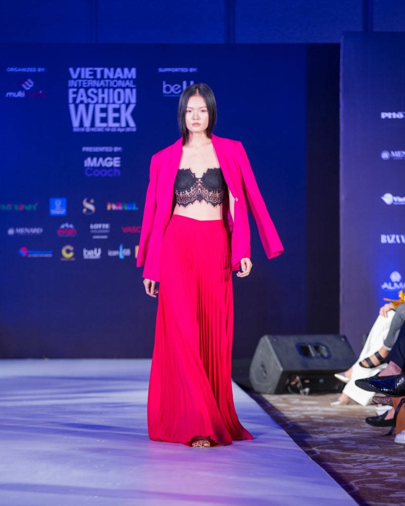 Bộ trang phục của NTK Hà Linh Thư phá cách với thiết kế menswear nhưng vẫn giữ lại nét nữ tính với chiếc quần ống loe nhúng bèo nhẹ nhàng 