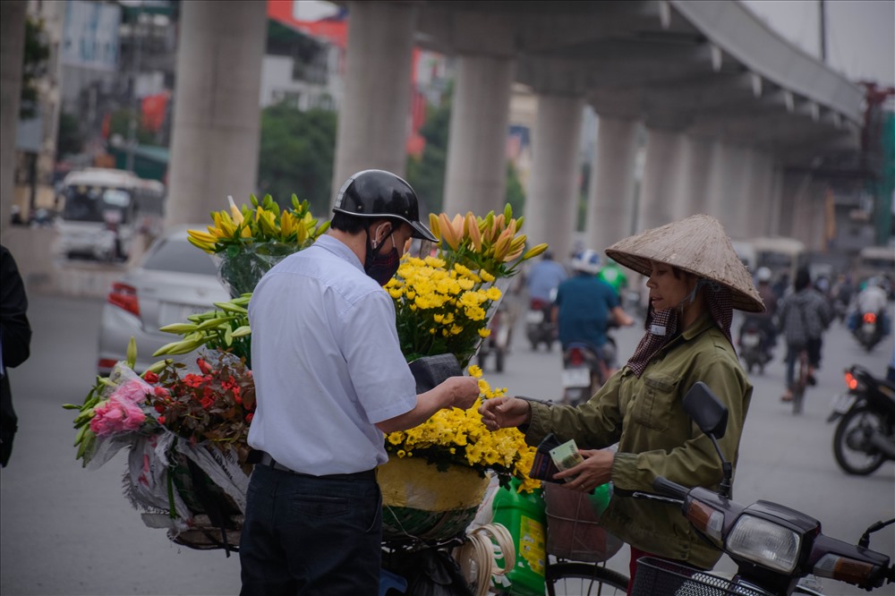 Thời điểm hiện tại giá bán buôn tai vườn giao động khoảng 60.000đ đến 80.000đ/ 100 bông loa kèn. Trên các con phố, hoa loa kèn được bán lẻ với giá 20.000đ/ 30 bông.