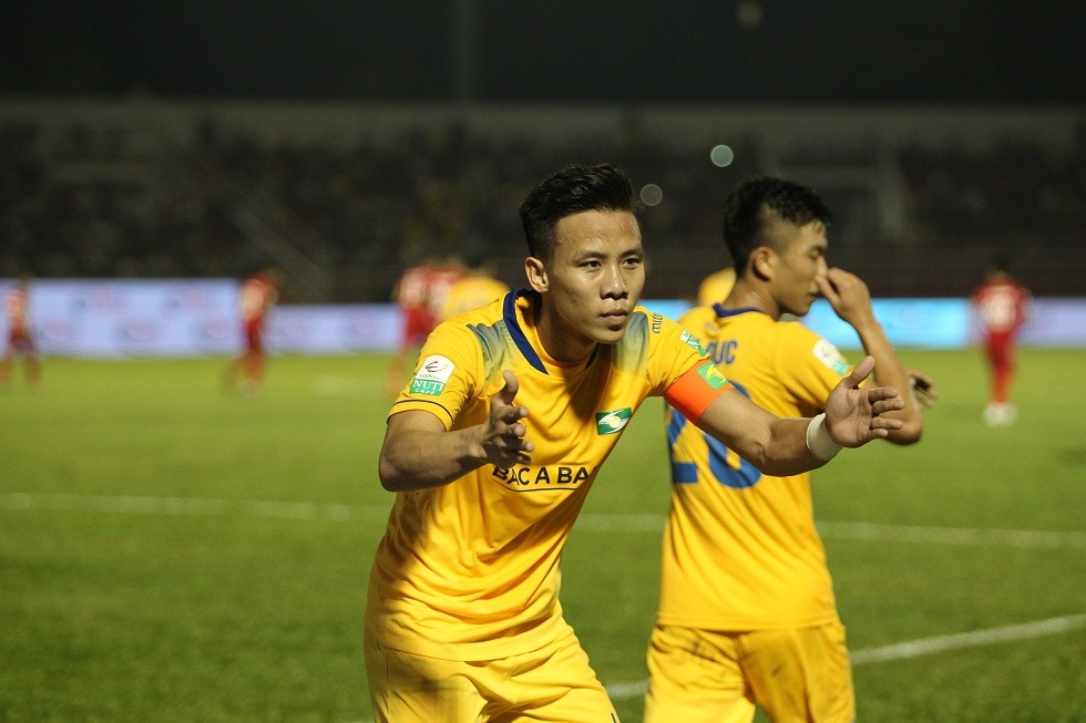 Trung vệ Quế Ngọc Hải và Phan Văn Đức là 2 cầu thủ lập công giúp SLNA giành chiến thắng 2-0 ngay trên sân Thống Nhất. 