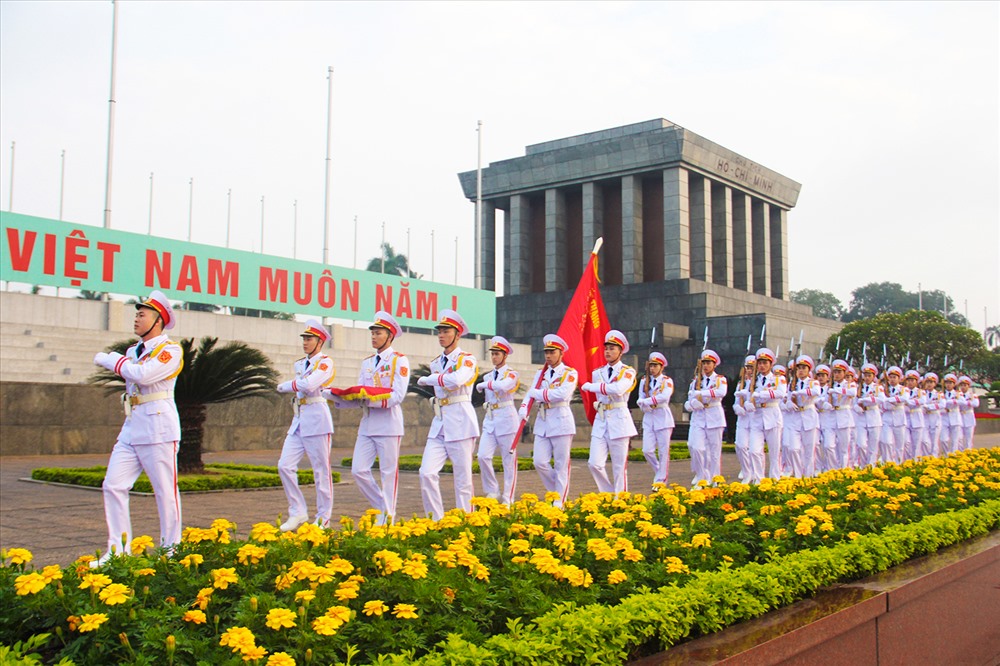 Kết thúc nghi lễ, lá cờ Tổ quốc sẽ tung bay phấp phới ở chính giữa khu vực Quảng trường Ba Đình lịch sử, sau đó sẽ được hạ xuống vào 21 giờ cùng ngày.