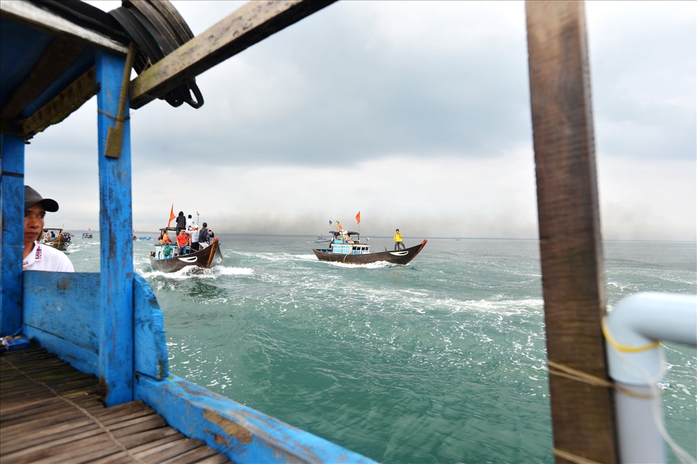 Những chiếc tàu cá đua nhau trên biển trong ngày lễ hội nghinh Ông.  Ảnh: Thuận Quảng