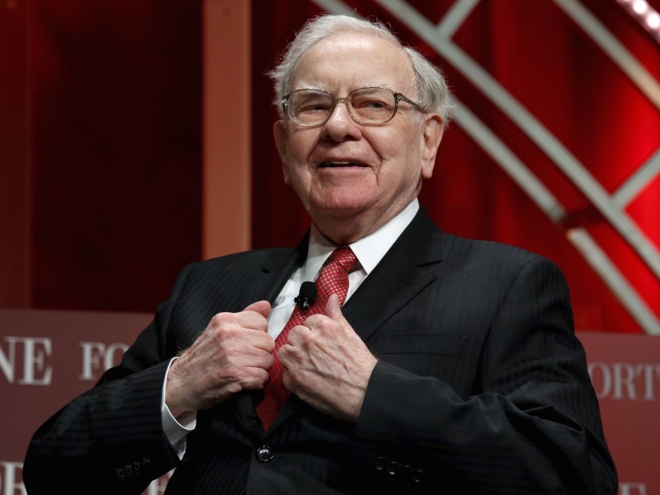 Warren Buffett: 26 năm. Ông là chủ tịch của công ty đa quốc gia Berkshire Hathaway. Trở thành triệu phú ở tuổi 30, đến năm 56 tuổi ông là tỉ phú. (Ảnh: Kevin Lamarque/Reuters)