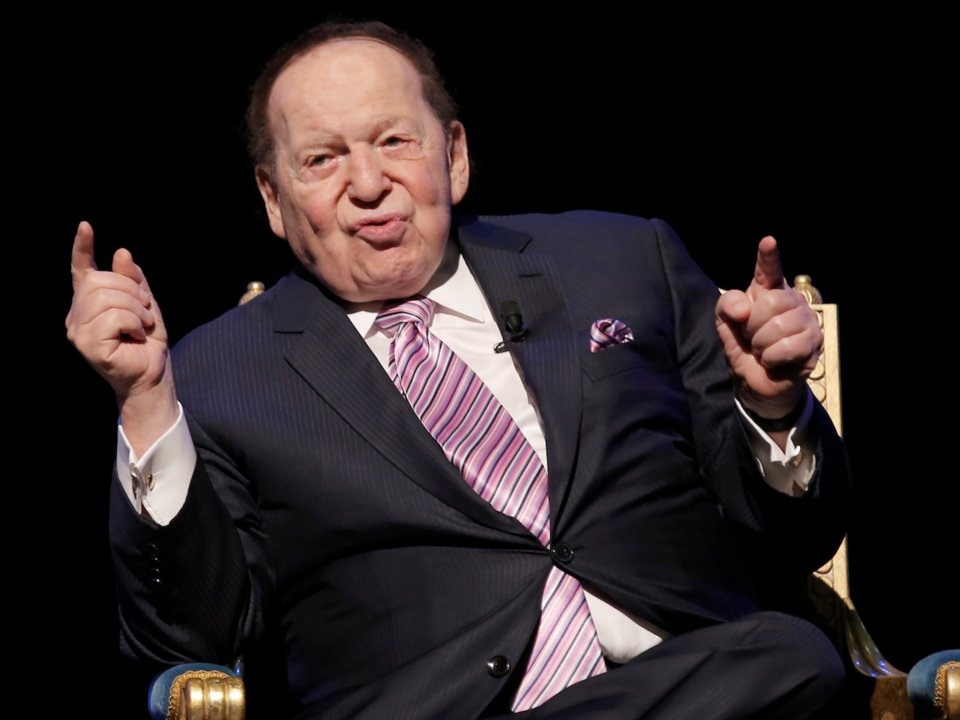 Sheldon Adelson - chủ tịch và giám đốc điều hành của Las Vegas Sands: 41 năm. Tài sản ròng: 38 triệu USD. Ông là triệu phú năm 27 tuổi và trở thành tỉ phú ở tuổi 68. (Ảnh: Kin Cheung/AP)