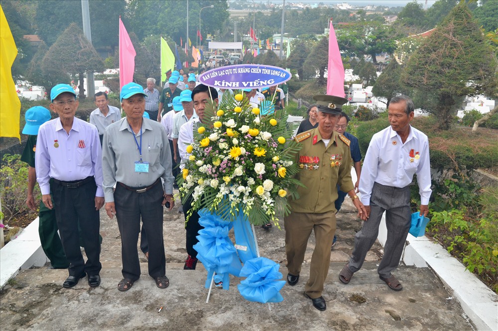 Các đoàn đại biểu cựu tù các tỉnh đến viếng Nghĩa trang Liệt sĩ huyện Phú Quốc. (Ảnh: Lục Tùng)