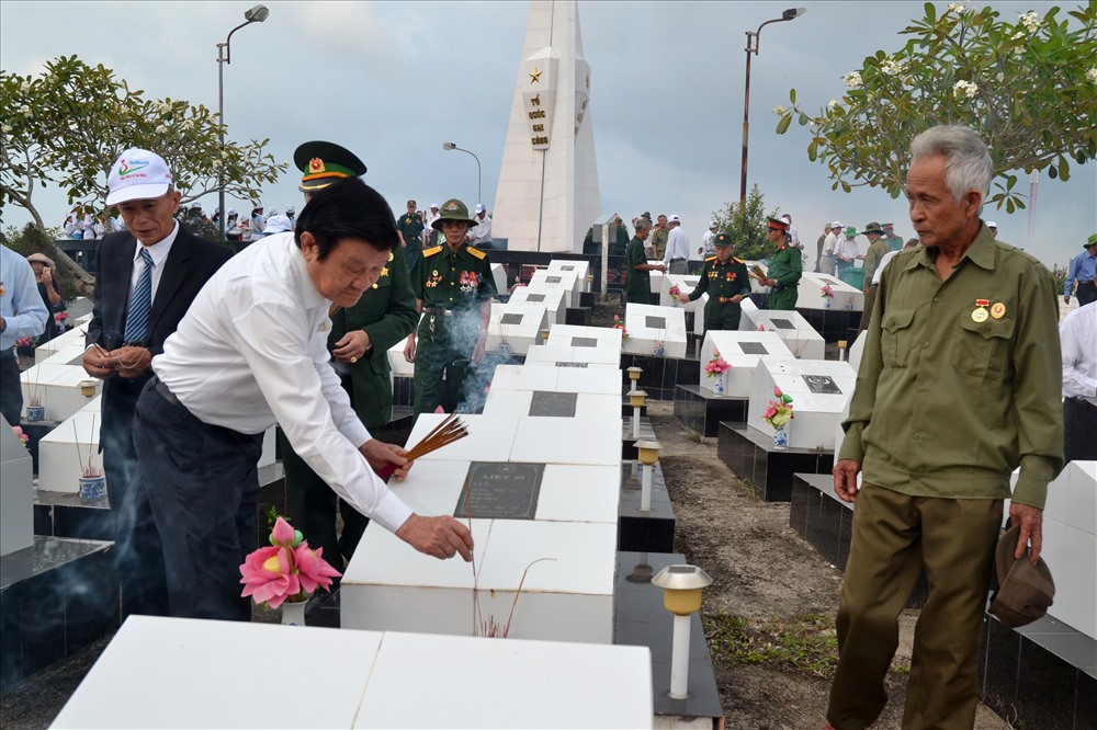 Nguyên Chủ tịch Nước Trương Tấn Sang trực tiếp thắp hương lên từng ngôi mộ tại Nghĩa trang Liệt sĩ Phú Quốc. (Ảnh: Lục Tùng) 