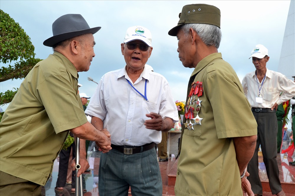 Các cựu binh mừng gỡ gặp nhau. (Ảnh: Lục Tùng)