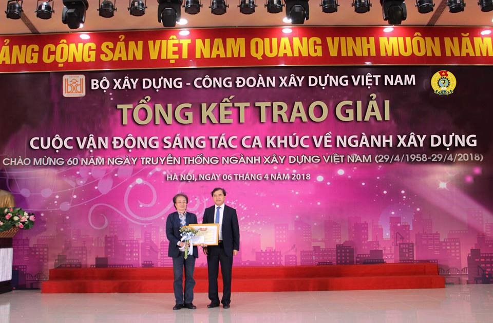 Thứ trưởng BXD Lê Quang Hùng trao Bằng khen và Giải thưởng cho tác giả có ca khúc đạt giải Nhất.