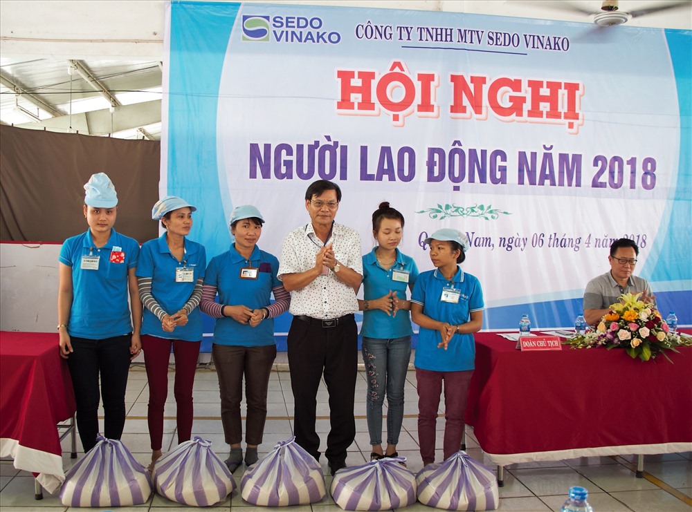 Ông Lê Chính Đông, Chủ tịch LĐLĐ huyện Duy Xuyên trao 2 tấn gạo hỗ trợ các công nhân có hoàn cảnh khó khăn. Ảnh: LP