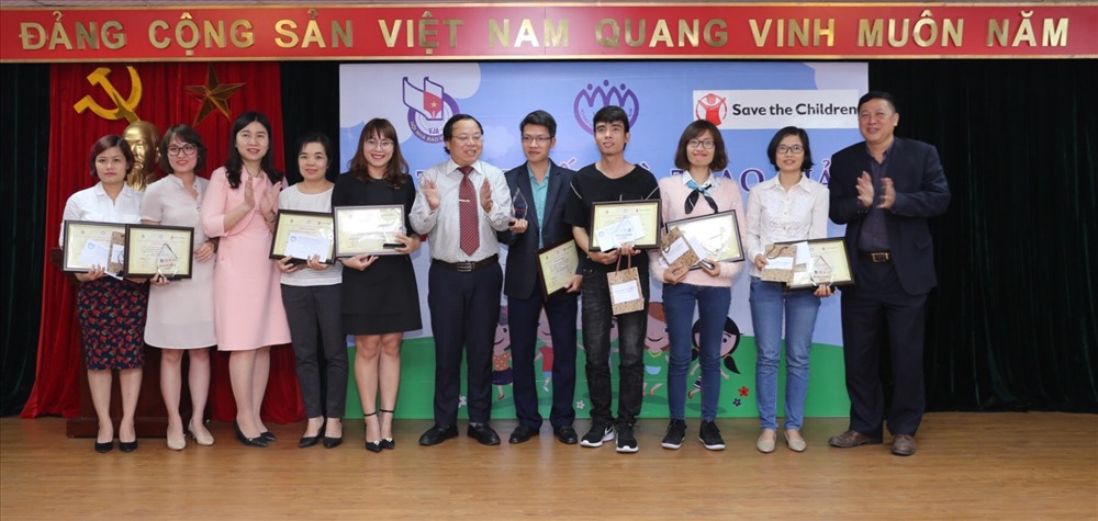 Báo Lao Động nhận 3 giải thưởng tại Lễ trao giải thưởng.