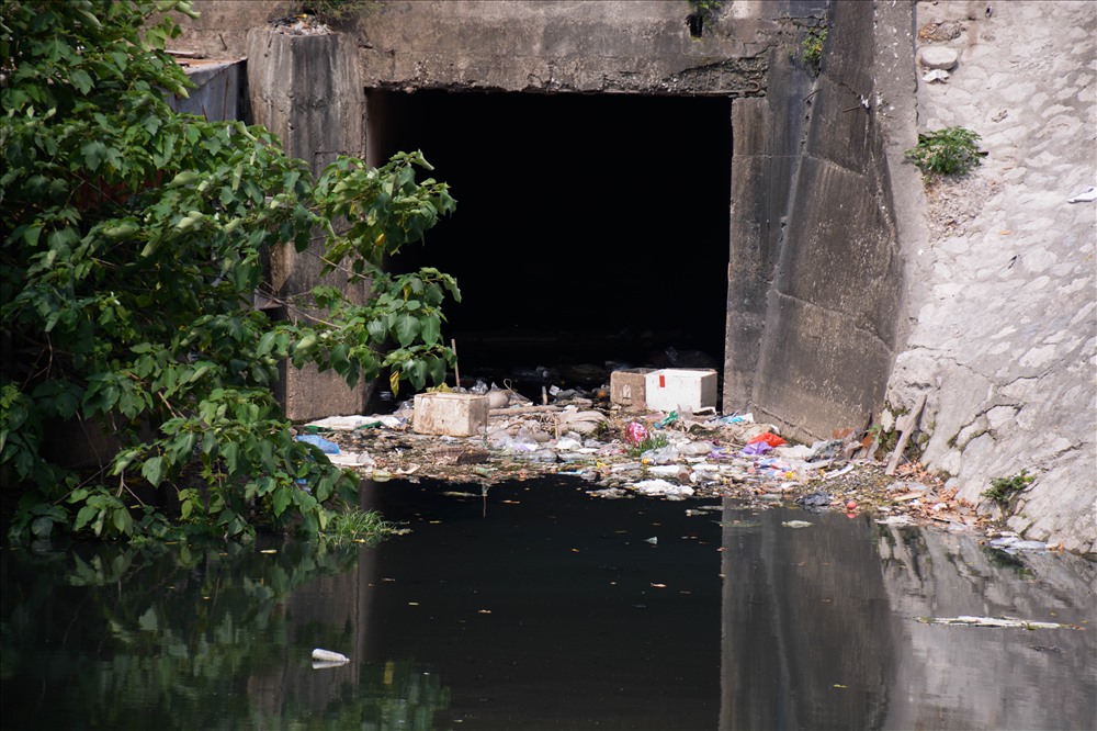 Tại nhiều đoạn của sông Kim Ngưu (một phân lưu của sông Tô Lịch), người dân vẫn hồn nhiên vứt rác tạo thành những bãi rác tự phát. Thậm chí, rác thải còn được vứt một cách “cẩn thận” xuống lòng sông.