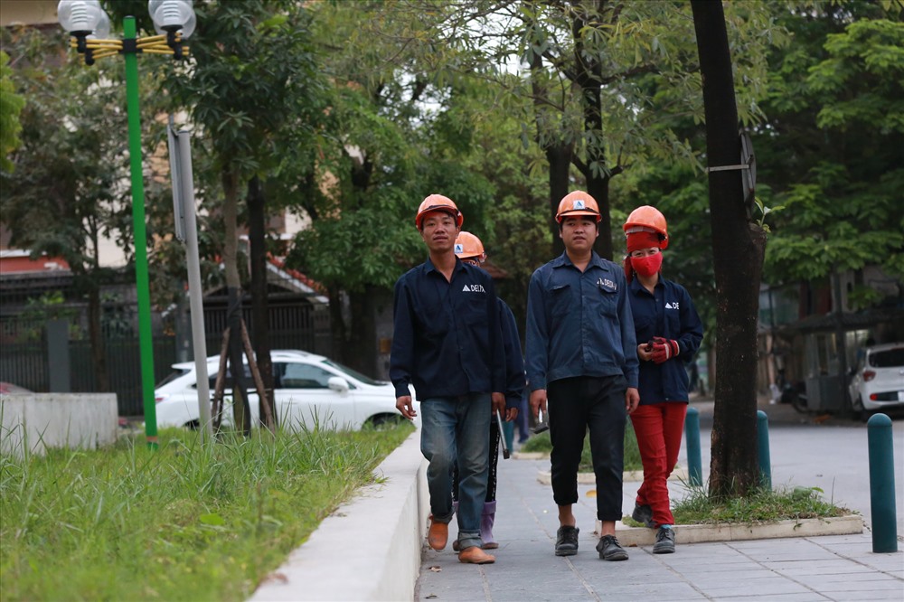 6h sáng, vợ chồng Thanh - Vân hay Thuận - Nhi cùng hàng chục công nhân đã di chuyển sang công trường để bắt đầu làm việc