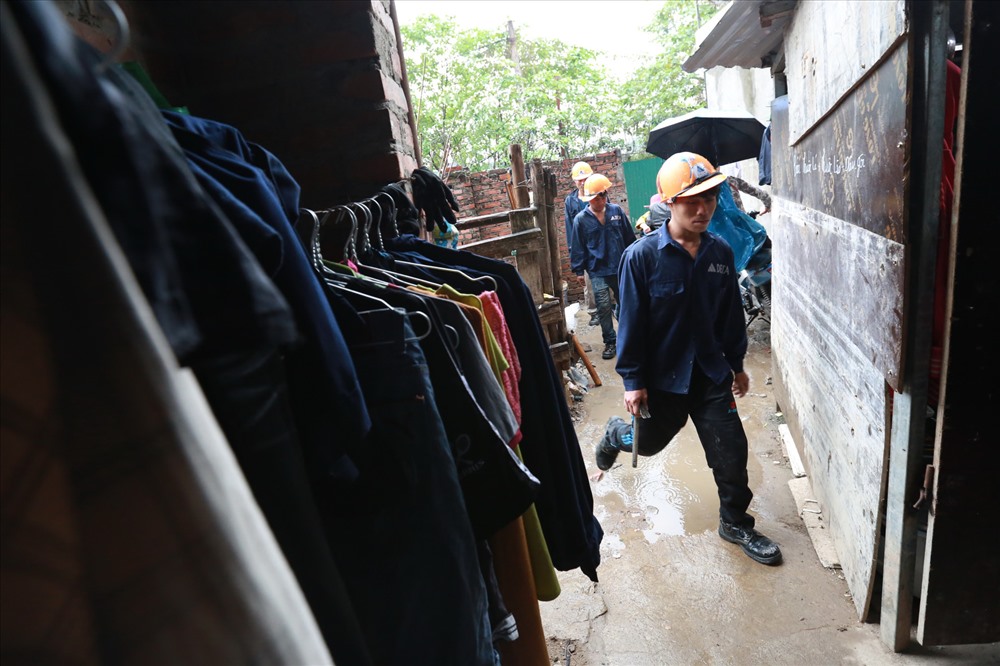 “Khi nhận việc, mỗi công nhân được phát cho 1-2 bộ quần áo. Những ngày mưa hoặc thời tiết không thuận lợi quần áo phơi cả ngày vẫn ẩm ướt nhưng vẫn phải mặc vì quy định khi đến công trường” - một nữ công nhân nói.