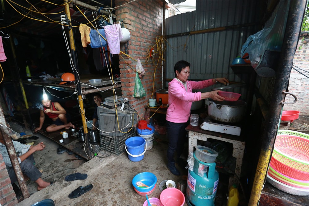 Cô Tuyết quê Hưng Yên, làm đầu bếp cho nhóm công nhân đến từ Yên Bái được 2 năm