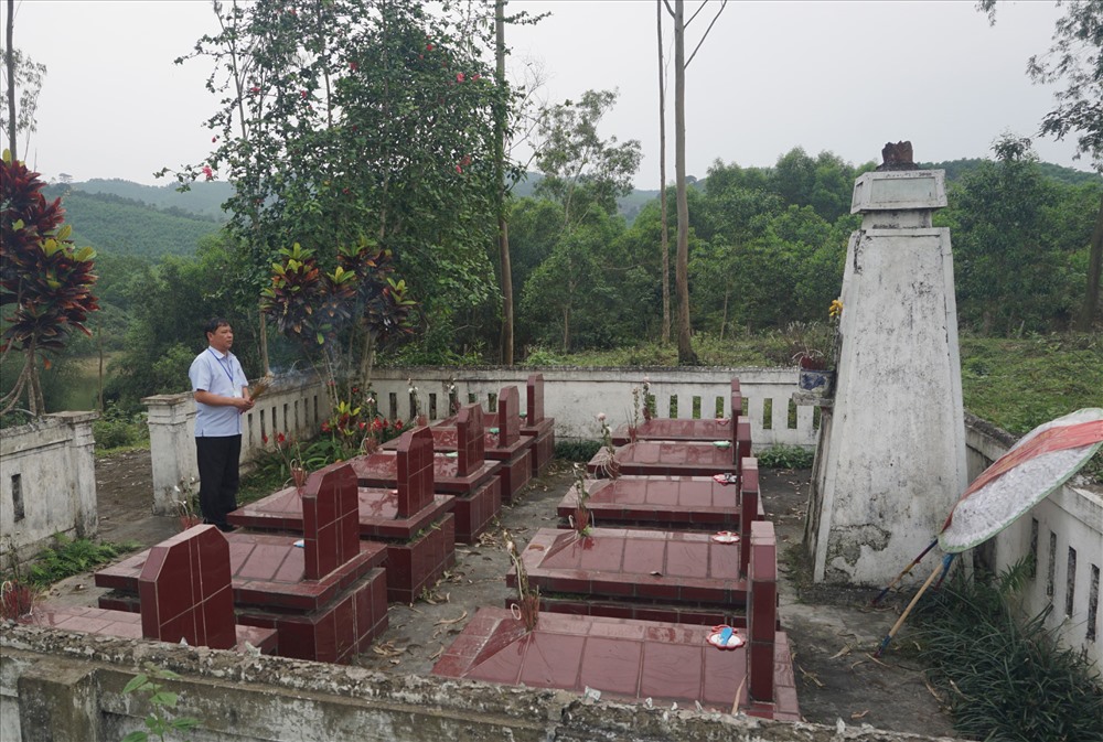 Phần mộ 11 thanh niên được xã Thanh Liên quy tập