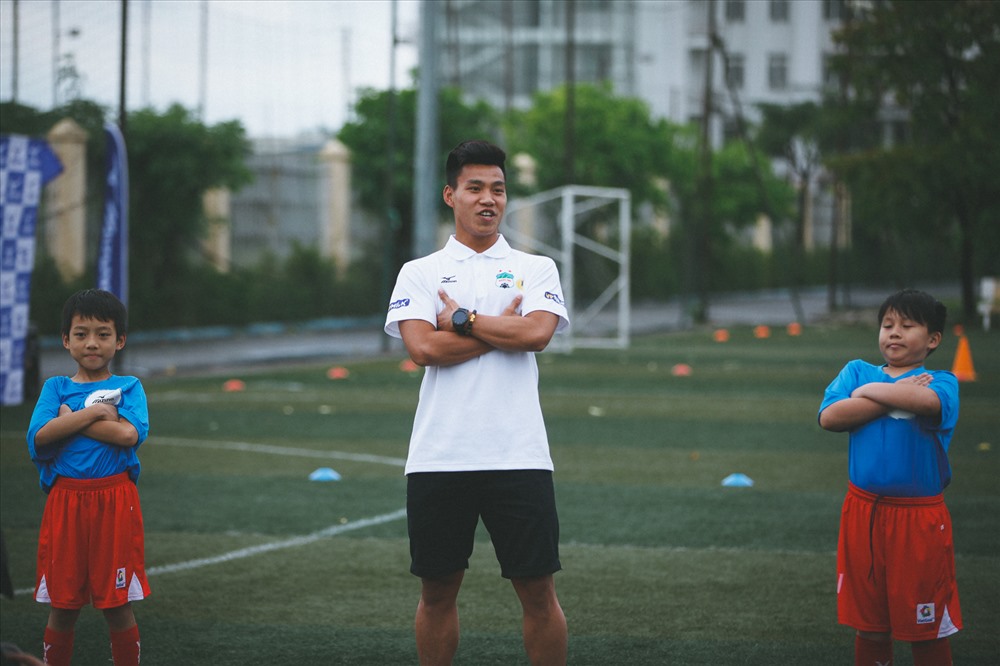 Văn Thanh tái hiện màn ăn mừng ở giải U23 Châu Á 2018 để các em học làm theo. 