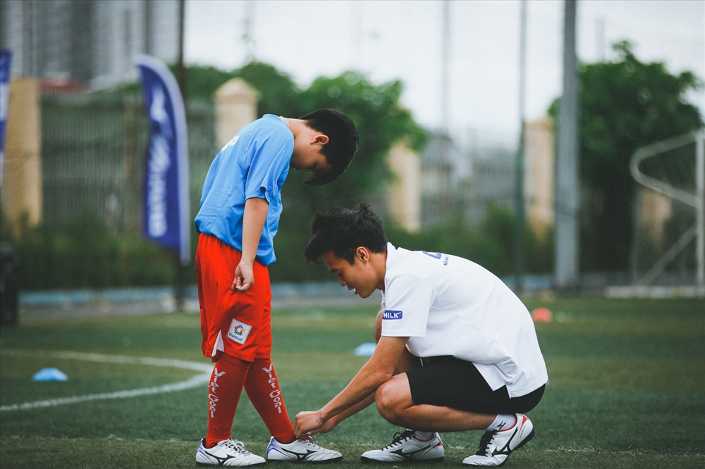 Văn Toàn là một trong các cầu thủ truyền cảm hứng cho các em nhỏ. 