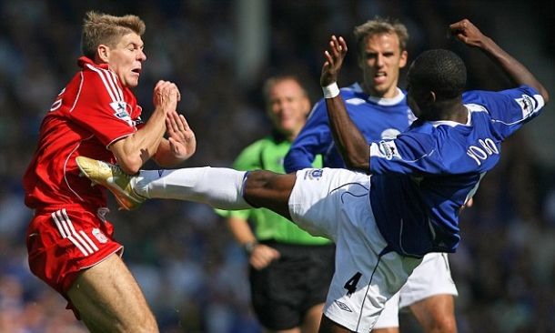 Pha triệt hạ của Yobo với Gerrard năm 2006 chỉ là một trong nhiều ví dụ về sức nóng của các trận Derby Merseyside. Ảnh: Getty.