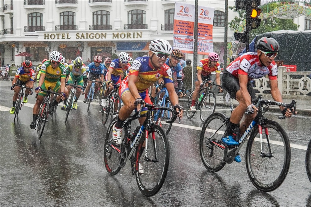 Chặng đua này các tay đua phải tranh tài dưới thời tiết khá khắc nghiệt khi mưa to kèm gió mạnh. Ảnh: Quang Trực