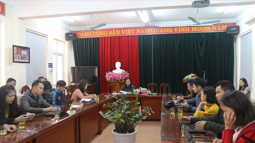 Bà Trần Thị Mỹ Lâm trao đổi thông tin với báo chí. 